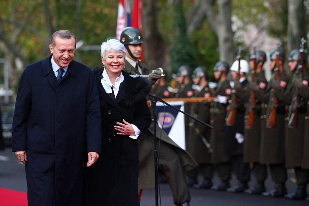 'Croatia\'s Prime Minister Jadranka Kosor (R) and Turkey\'s Prime Minister Recep Tayyip Erdogan walk past a guard of honour during a welcoming ceremony in Ankara on November 26, 2010. AFP PHOTO/ADEM A