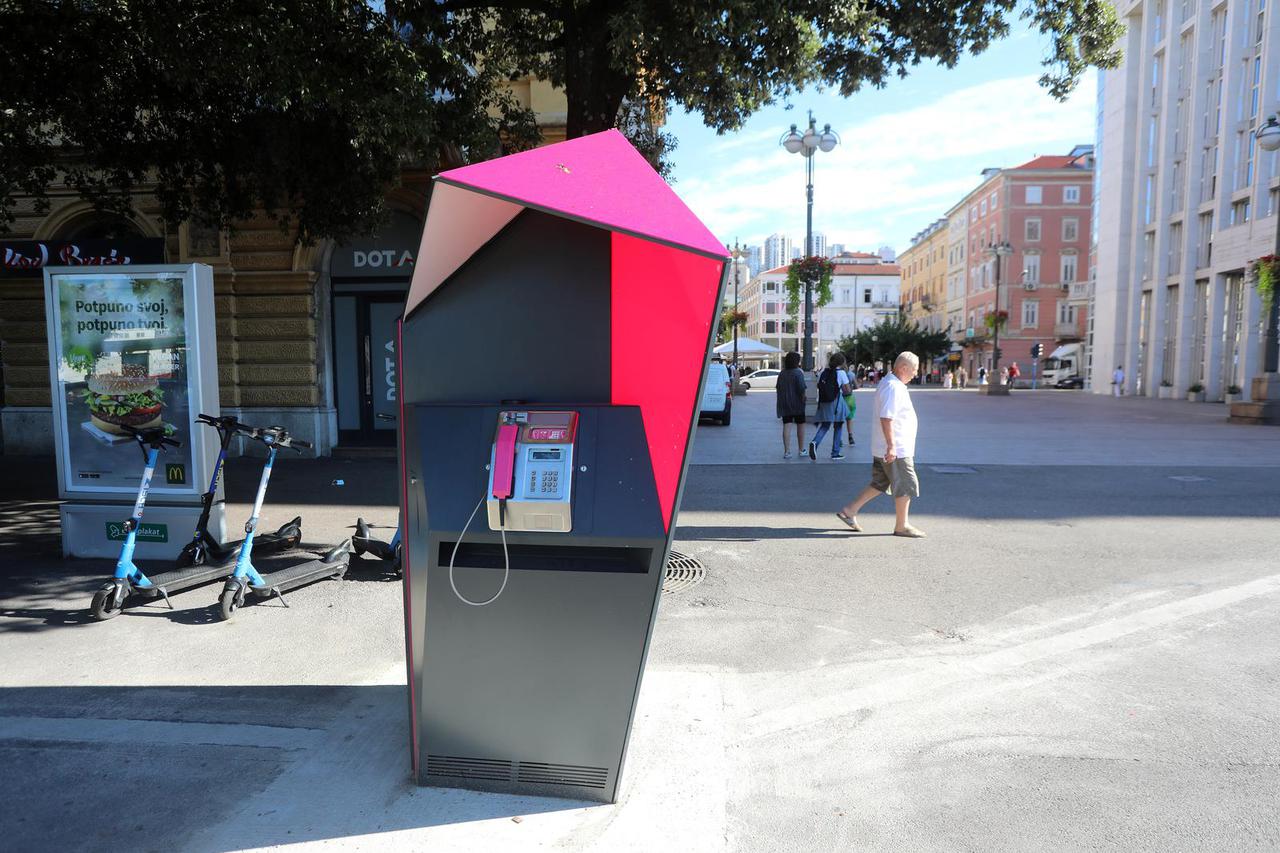 Rijeka: Nova moderna javna telefonska govornica T-coma postavljena je u Ulici Riva