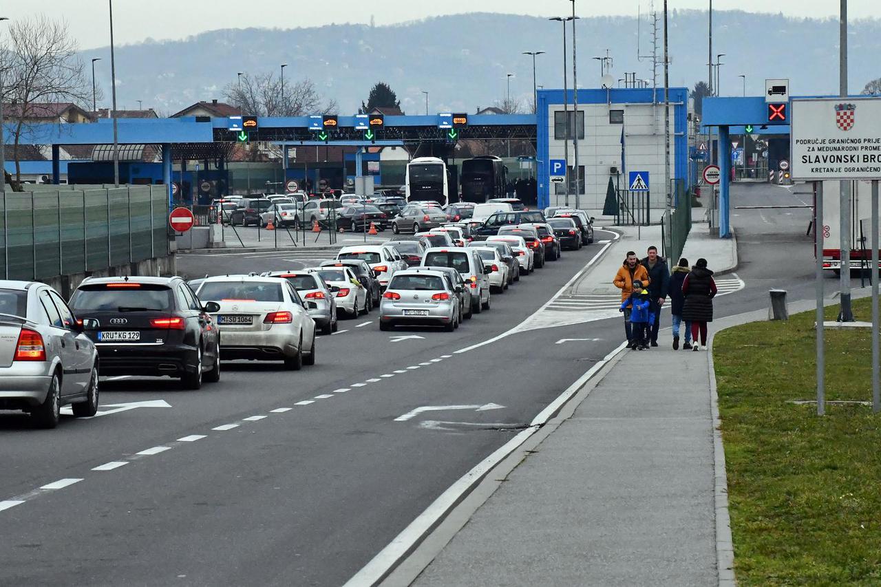 Kolone vozila na graničnom prijelazu u Slavonskom Brodu na ulasku u RH