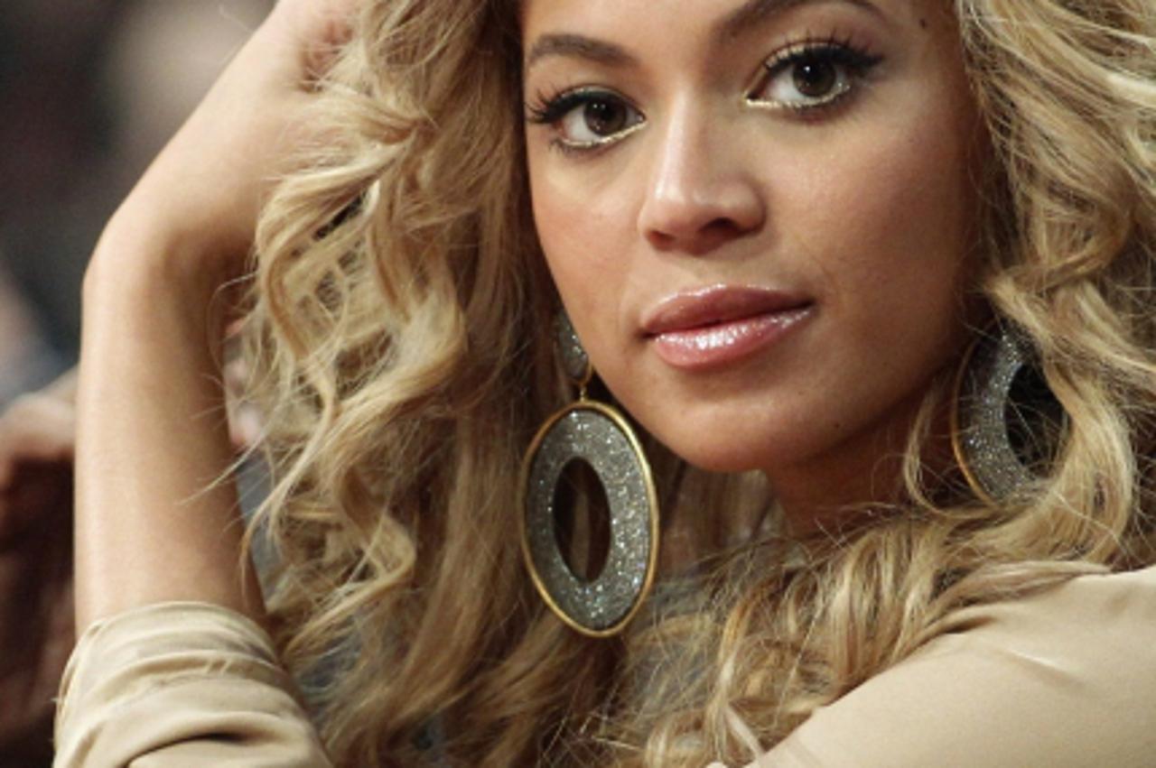 'Singer Beyonce Knowles sits courtside while attending the NBA All-Star basketball game in Los Angeles, February 20, 2011.    REUTERS/Danny Moloshok (UNITED STATES - Tags: SPORT BASKETBALL ENTERTAINME