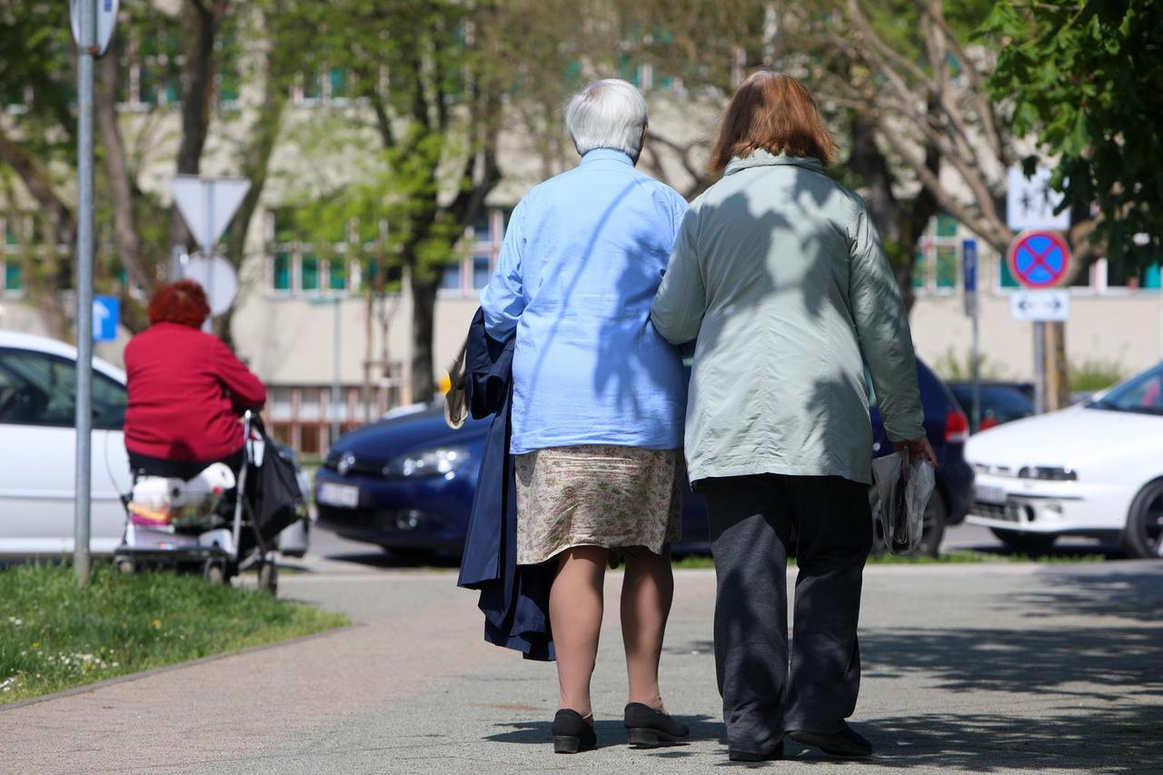 Karlovački umirovljenici lijepo proljetno vrijeme koriste za boravak na svježem zraku