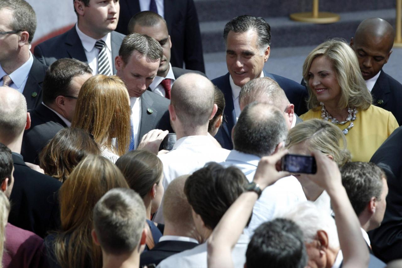 'U.S. Republican Presidential candidate Mitt Romney and his wife Ann greet guests after he delivered foreign policy remarks at the University of Warsaw, July 31, 2012.  REUTERS/Jason Reed (POLAND - Ta