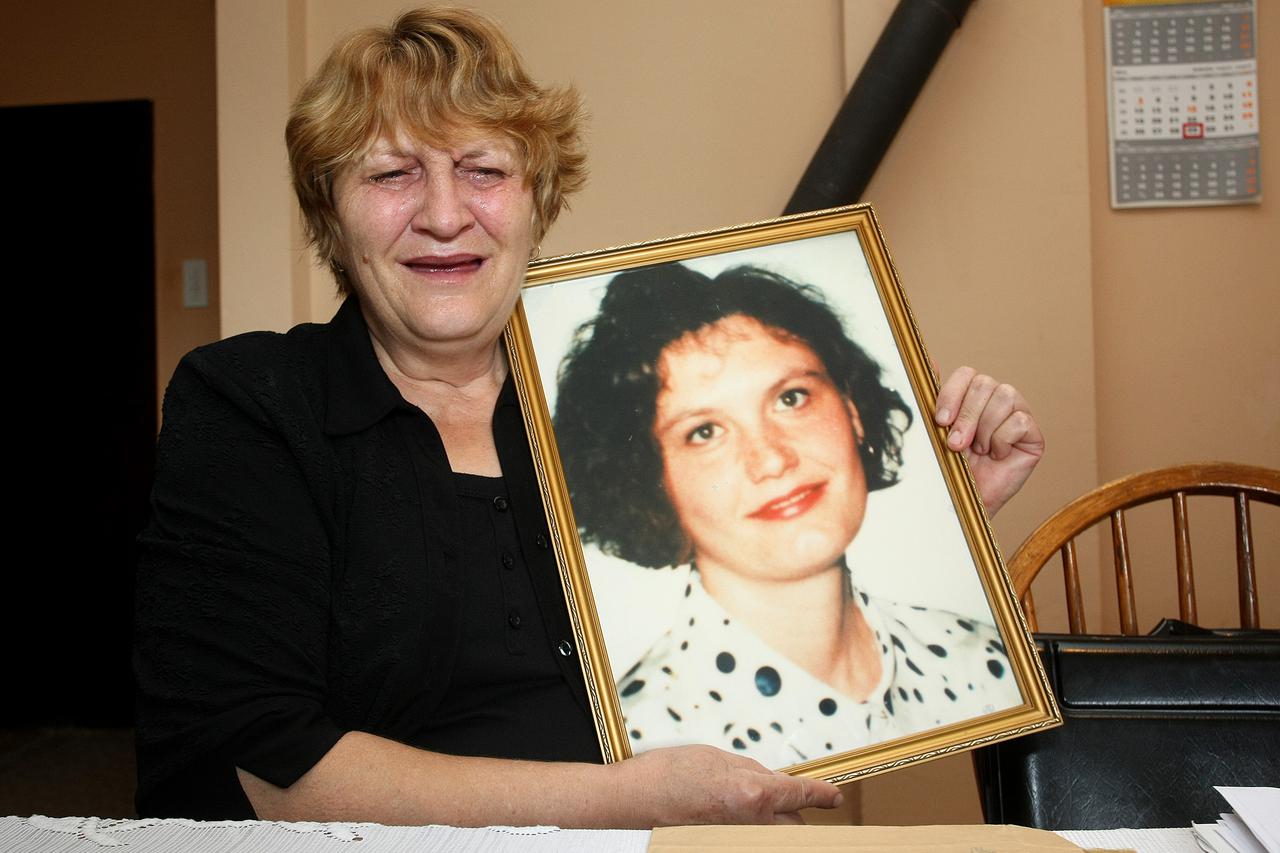 29.08.2013., Petlovac - Marija Canjko, majka ciju je kcer Valeriju 1995. na radnom mjestu u Drzavnom uredu ubio branitelj kojega je bila napustila zbog njegovih ljubomornih ispada. Aktivirajuci rucnu bombu raznio je sebe i nju. 
