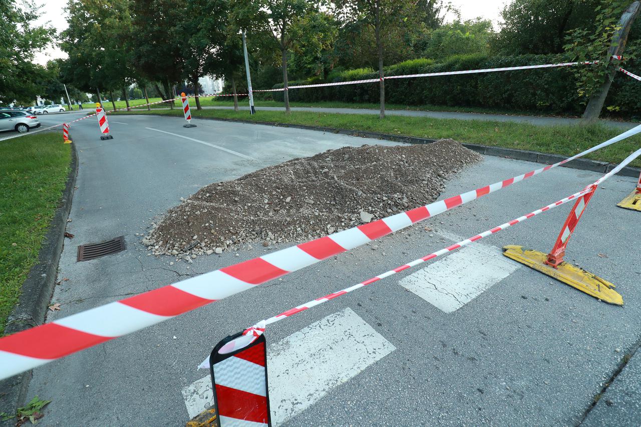 Zagreb: Zbog rupe koja se otvorila, cesta na Malešnici je zatvorena za promet