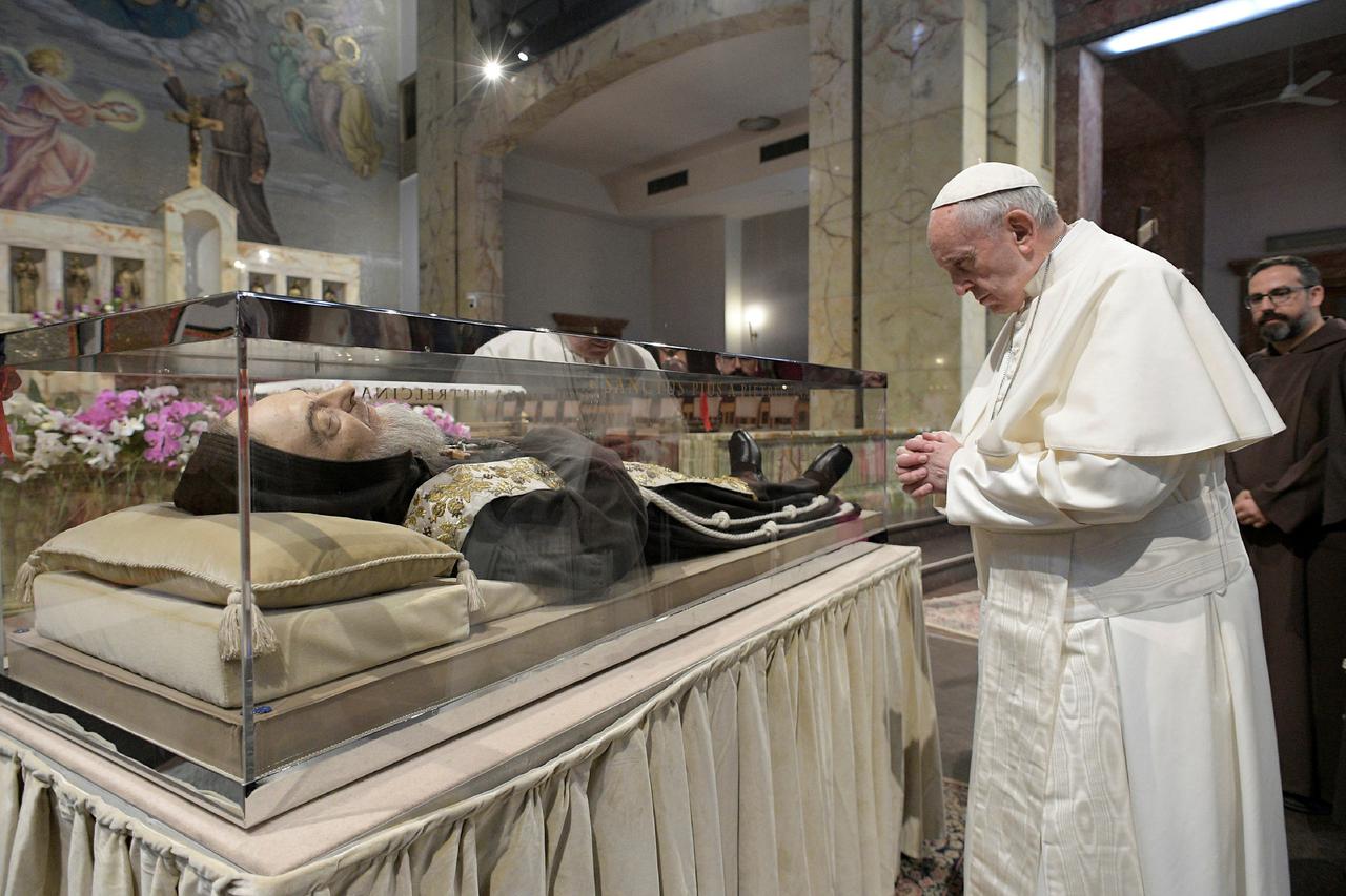 Papa Franjo se poklonio ocu Piju