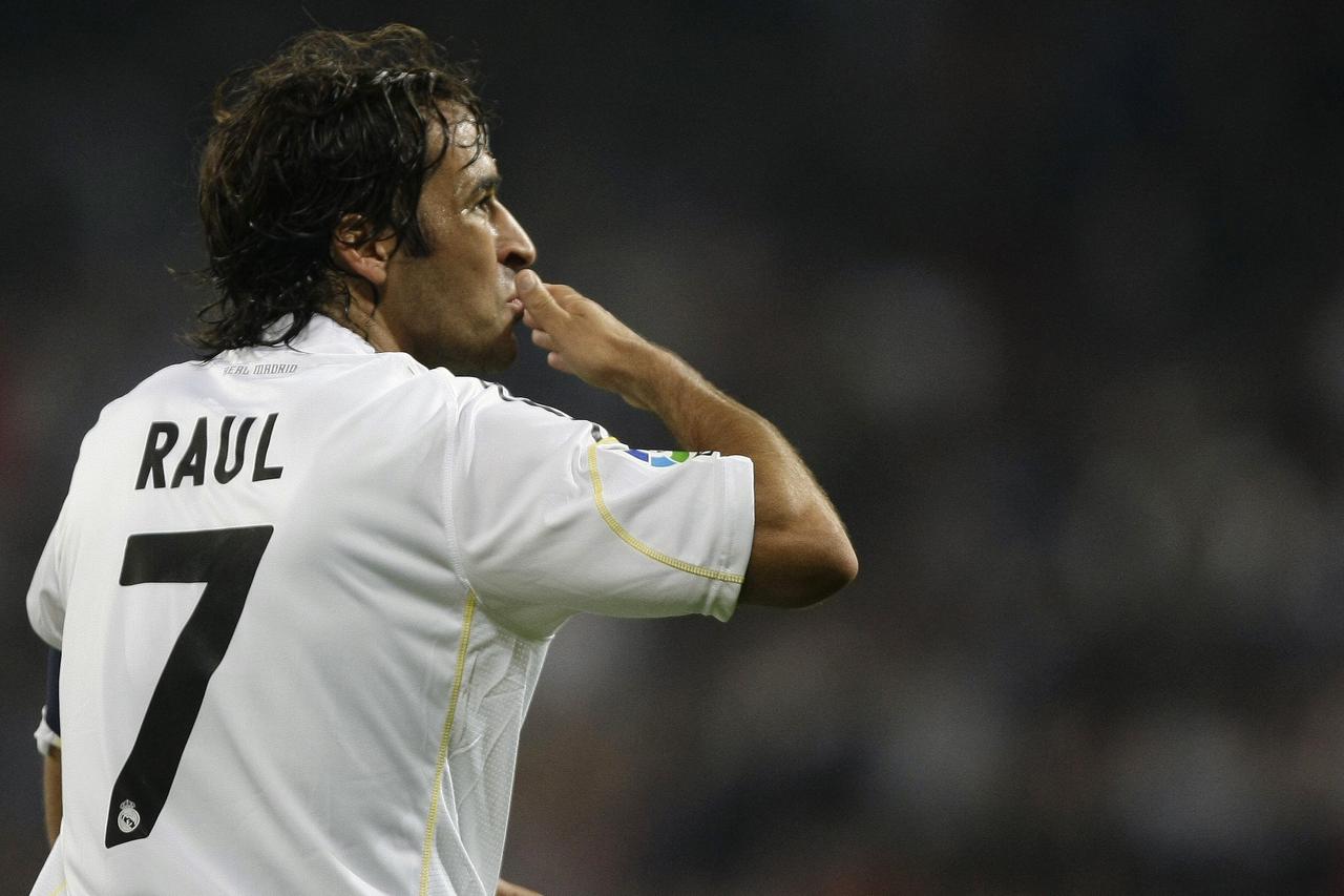 Real  Madrid's Raul Gonzalez celebrates his goal during their Spanish First Division soccer match against Valladolid at Santiago Bernabeu stadium in Madrid October 17, 2009. REUTERS/Juan Medina (SPAIN SPORT SOCCER) Picture Supplied by Action Images