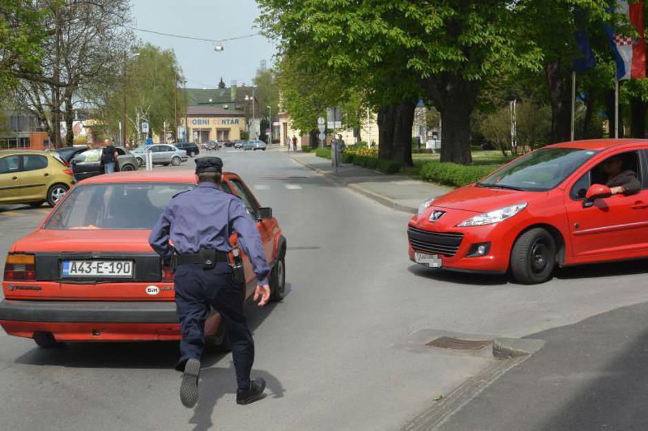 Policajac trčao za automobilom koji je vozio u krivom smjeru 