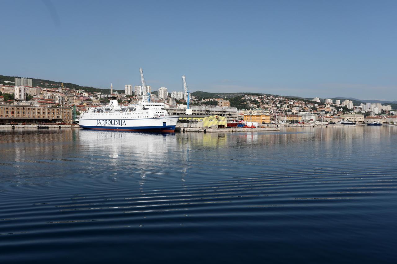 Rijeka: Jadrolinijin brod Dubrovnik na vezu u luci