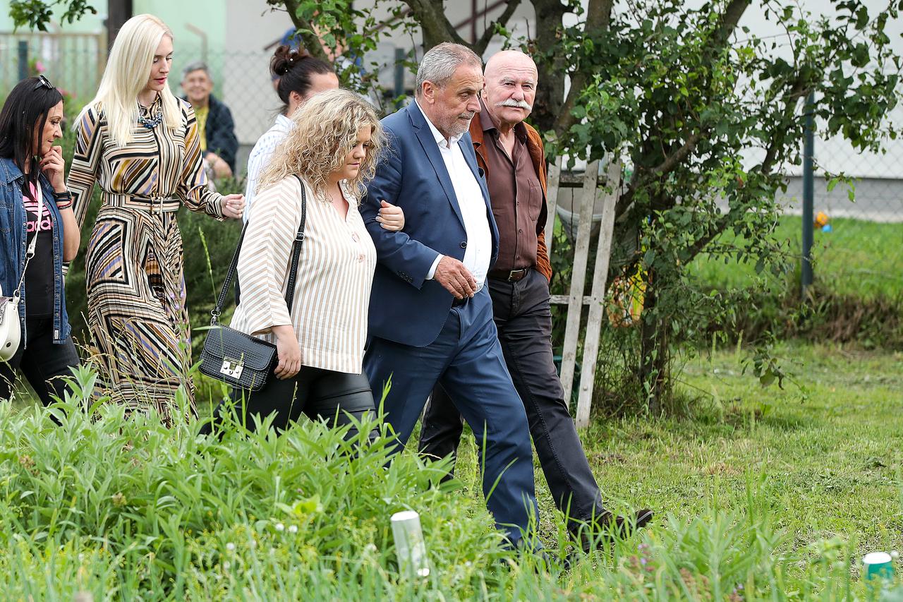 Gradonacelnik Milan Bandić obišao je Gradski urbani vrt Sesvete gdje je korisnicima vrtnih parcela trebao uručiti priručnik Urbano biovrtlarstvo