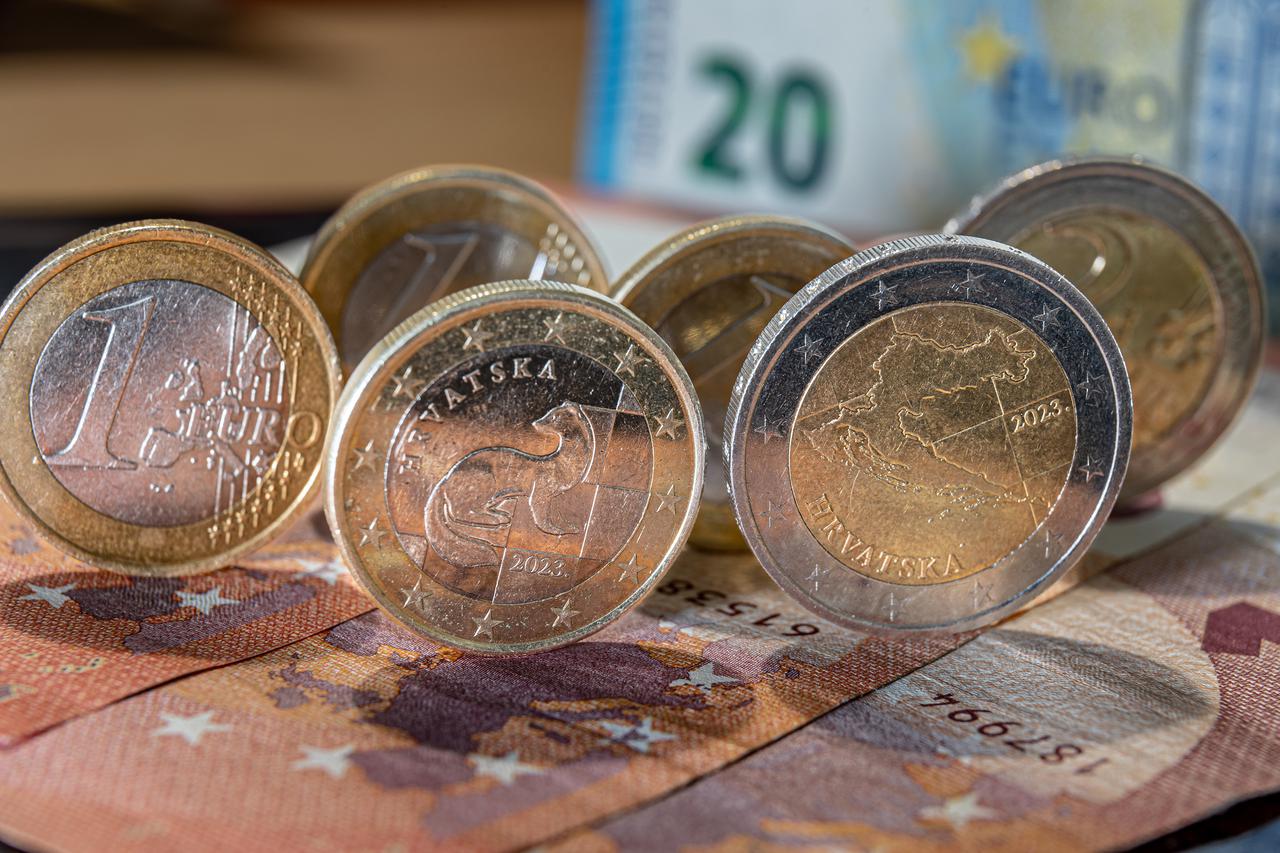 Od 1. siječnja 2023. euro je postao službena valuta u RH