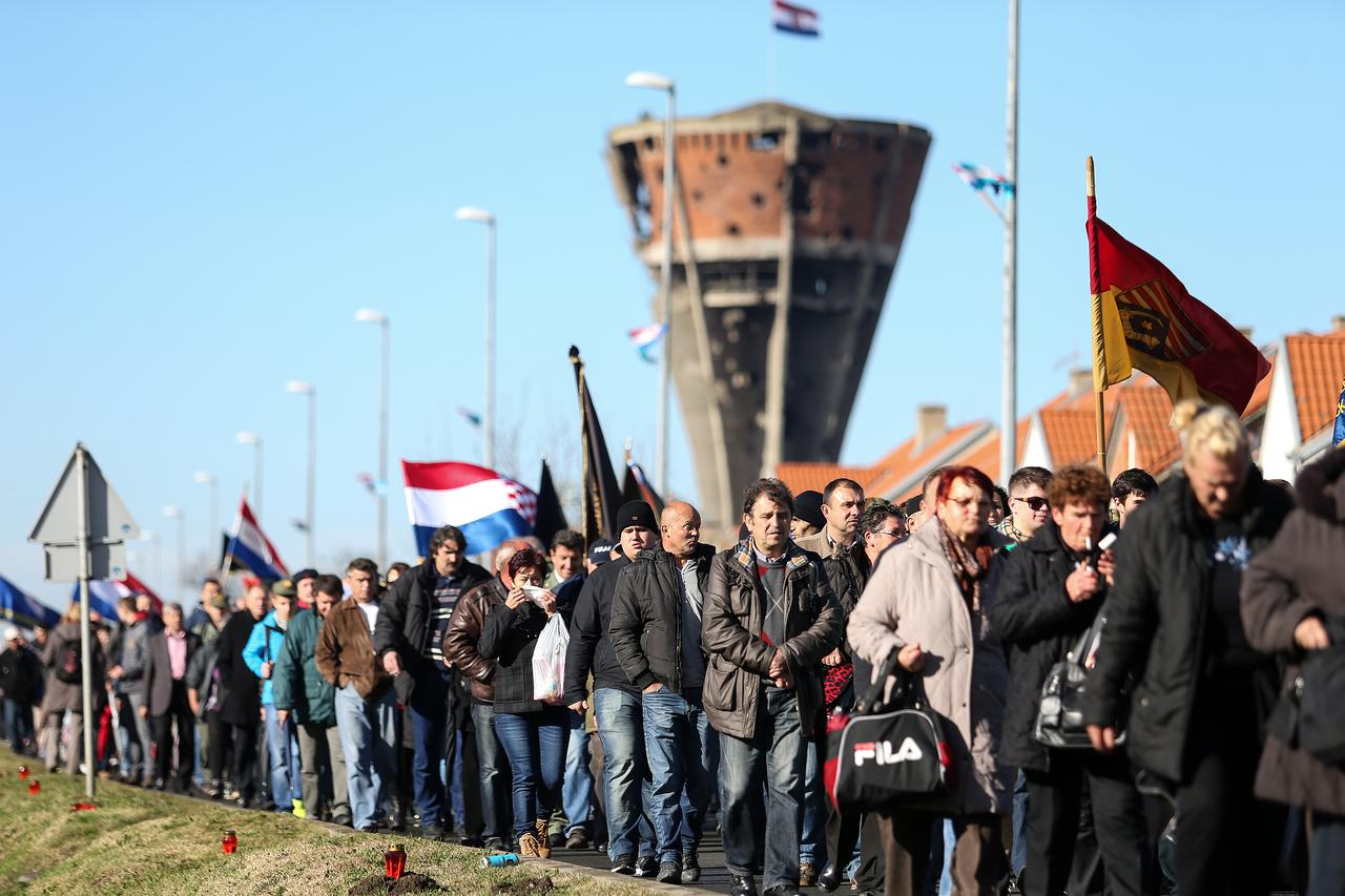 Vukovar: Kolona sje?anja na putu prema Memorijalnom groblju