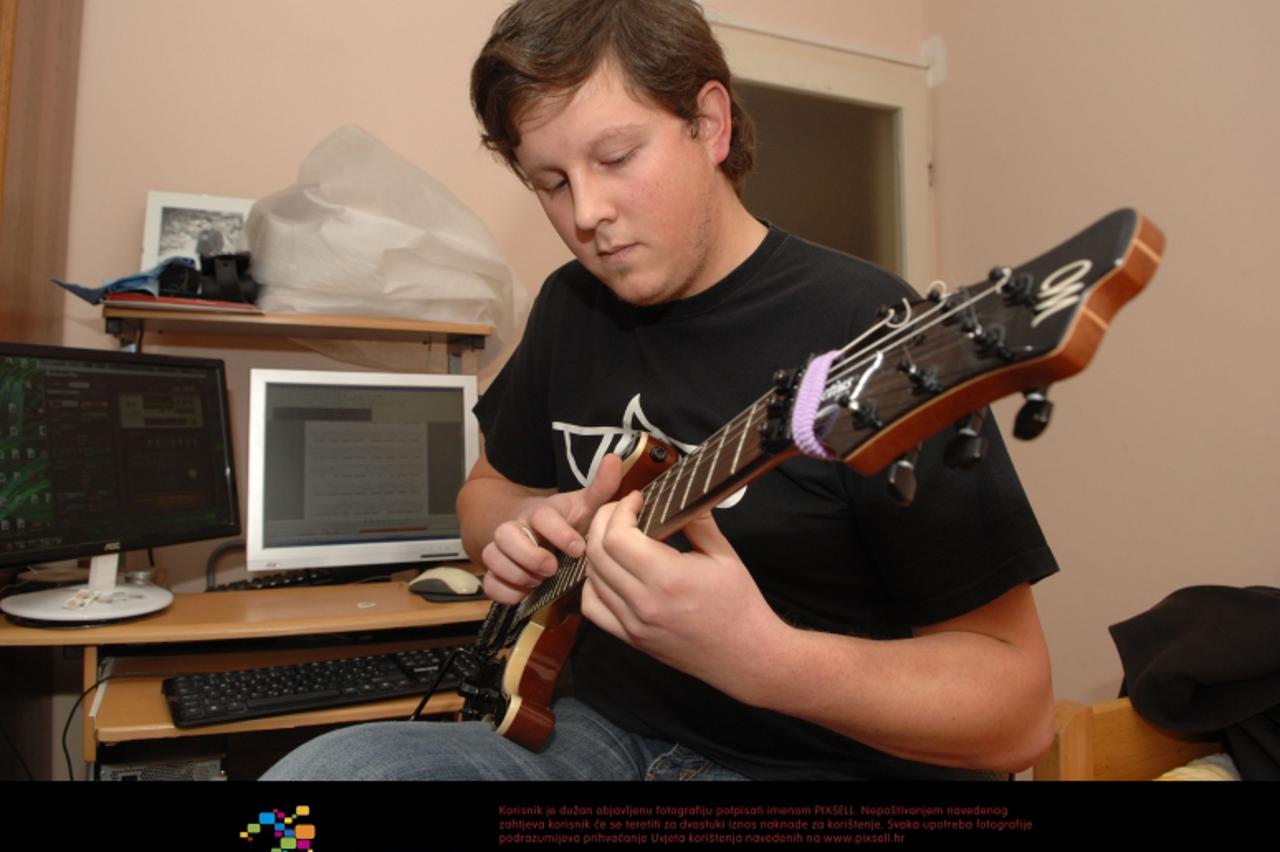 '20.11.2012., Desinic - Dvadesetcetverogodisnji Aleksandar Antonic jedan je od najboljih mladih gitarista u Hrvatskoj. Svira gitaru od srednje skole, a prije mjesec dana stigla mu je gitara iz Poljske
