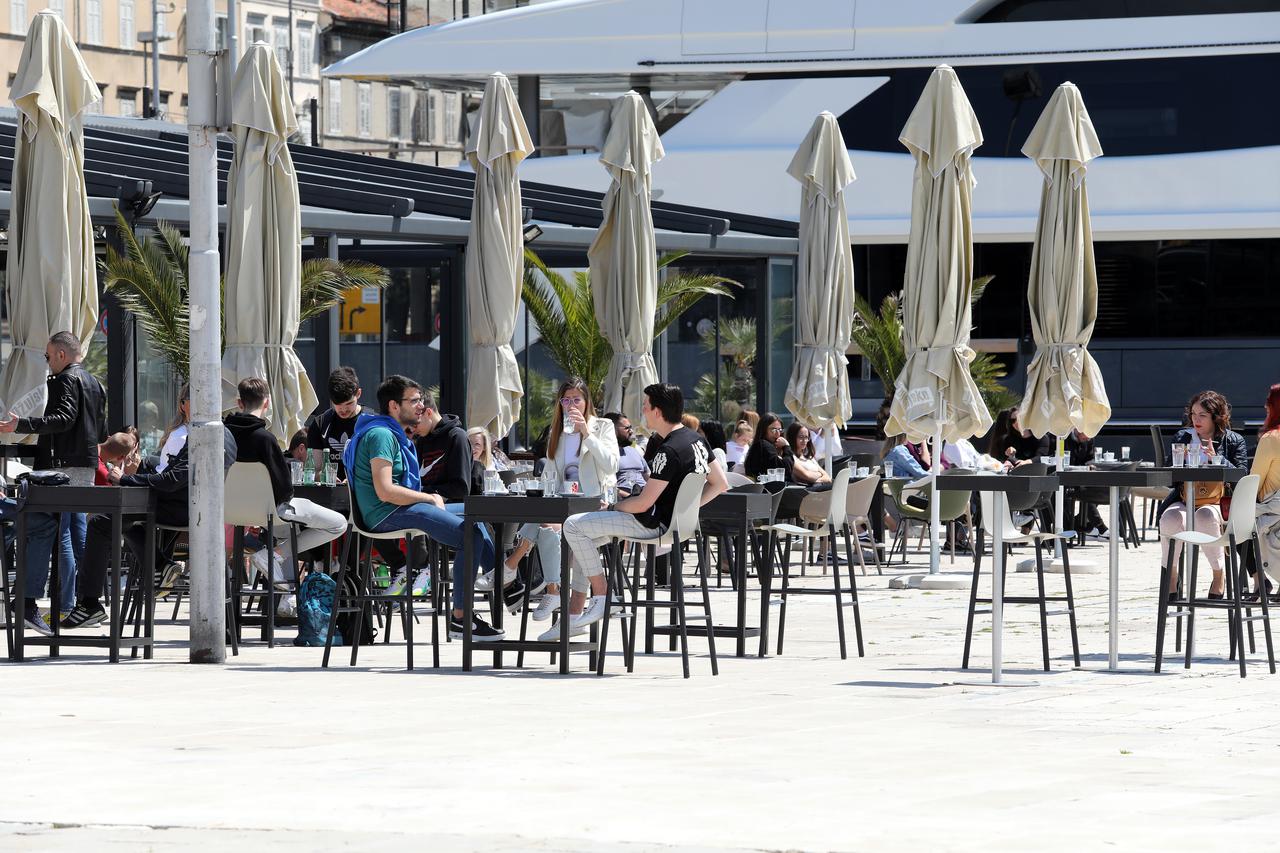 Sunčan dan napunio terase kafića u Rijeci