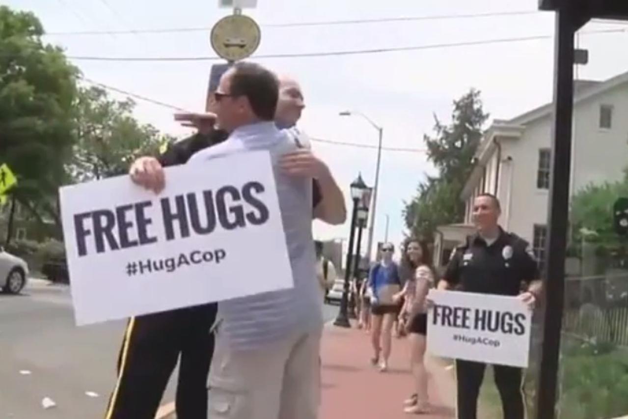 Policajci nude zagrljaje