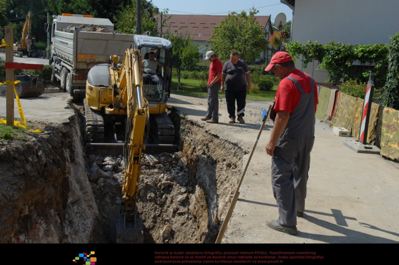 '24.09.2009., Ogulin - Gradjevinski radovi na izgradnji kanalizacije.  Photo: Kristina Stedul Fabac/VLM/PIXSELL'