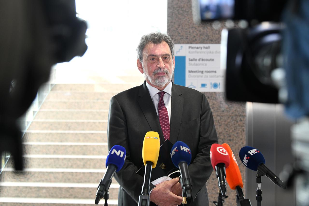 Zagreb: Ministar Fuchs dao je izjavu medijima uoči početka sjednice Vlade