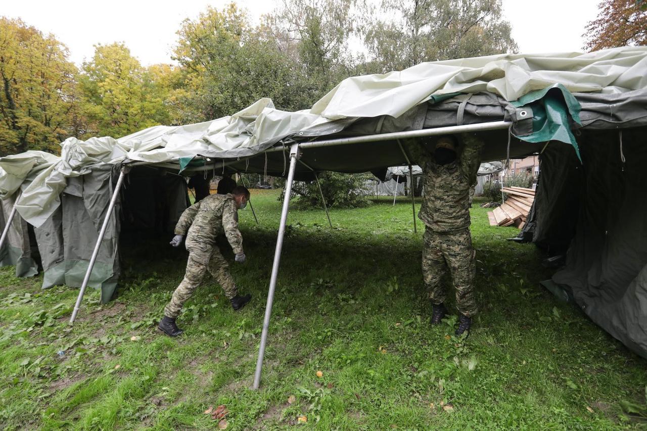 Zagreb: Vojska postavlja šator ispred zgrade Medicinskog fakulteta