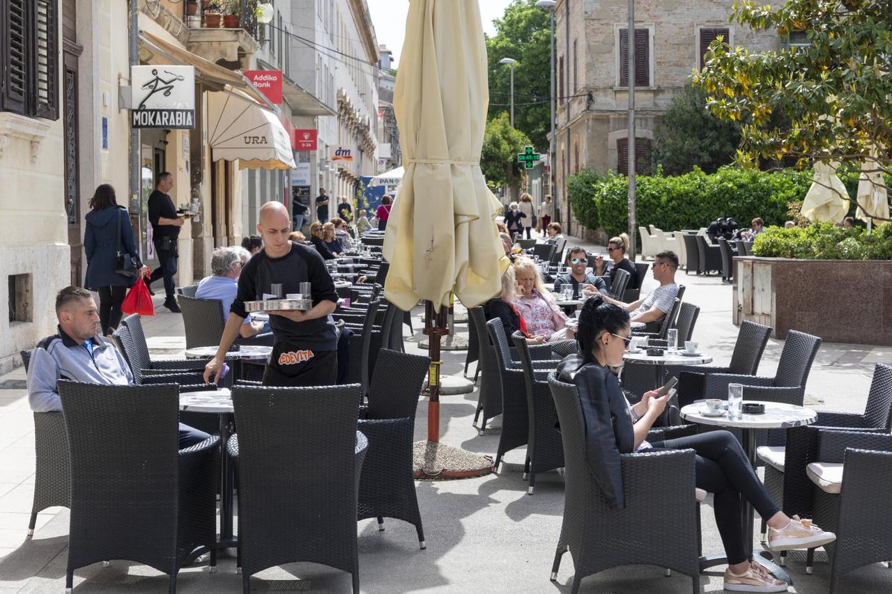 Pula: Pridržavanje preporučenih mjera na terasama kafića