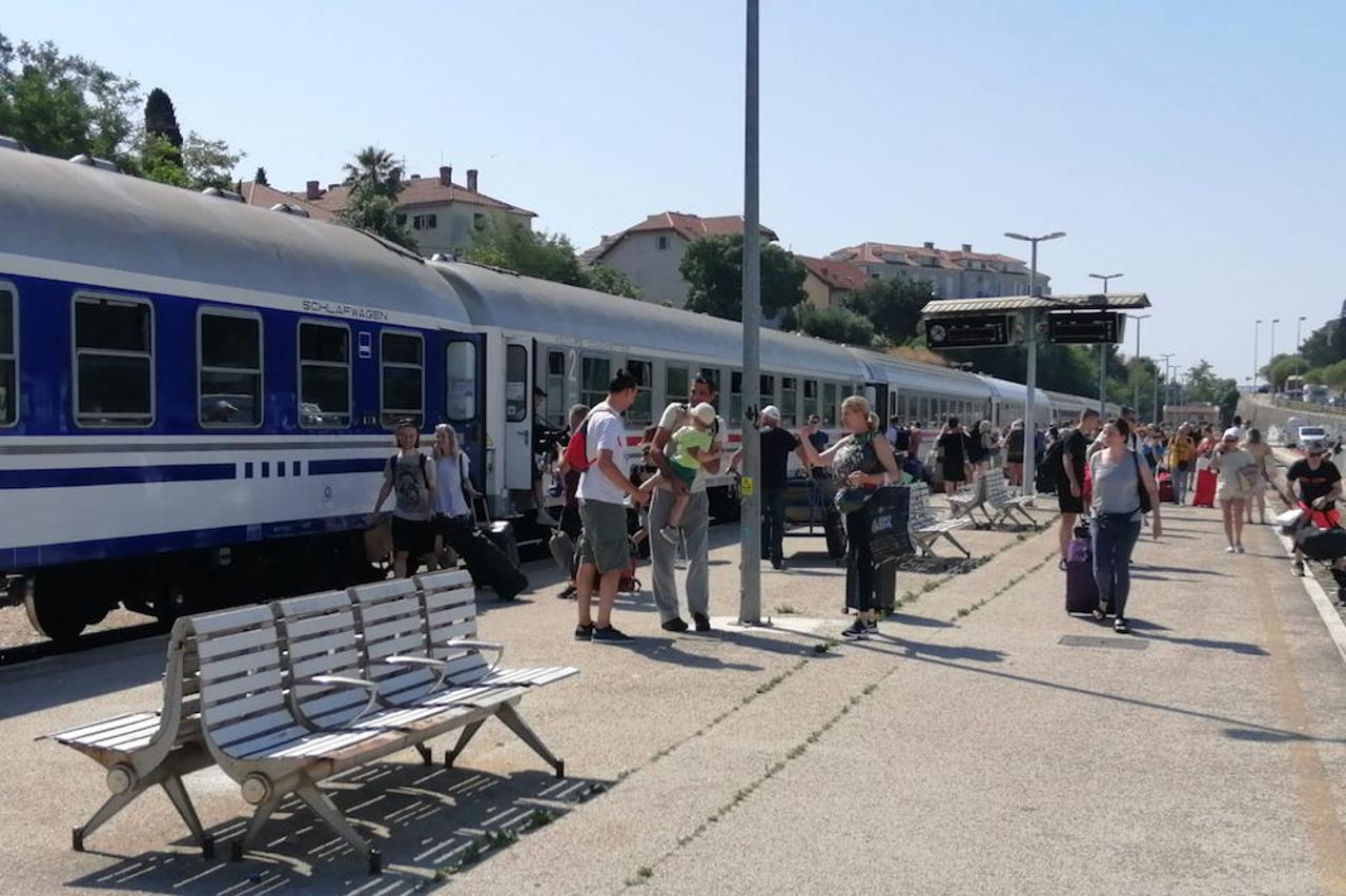 U Split stigao prvi sezonski noćni vlak iz Osijeka i Vinkovaca