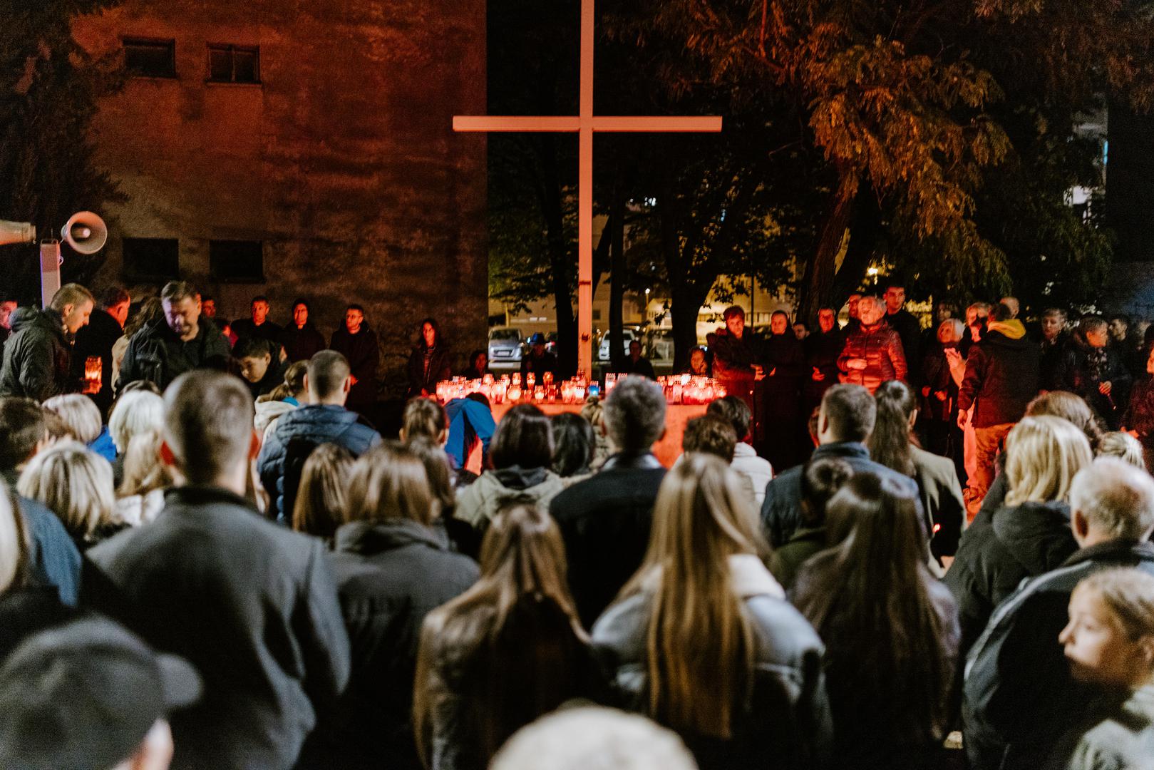 Stotine Mostaraca okupile su se u subotu navečer u Vukovarskoj ulici gdje su zapalili svijeće ispred središnjeg spomen obilježja, te se molili za žrtve Vukovara i Domovinskog rata. 