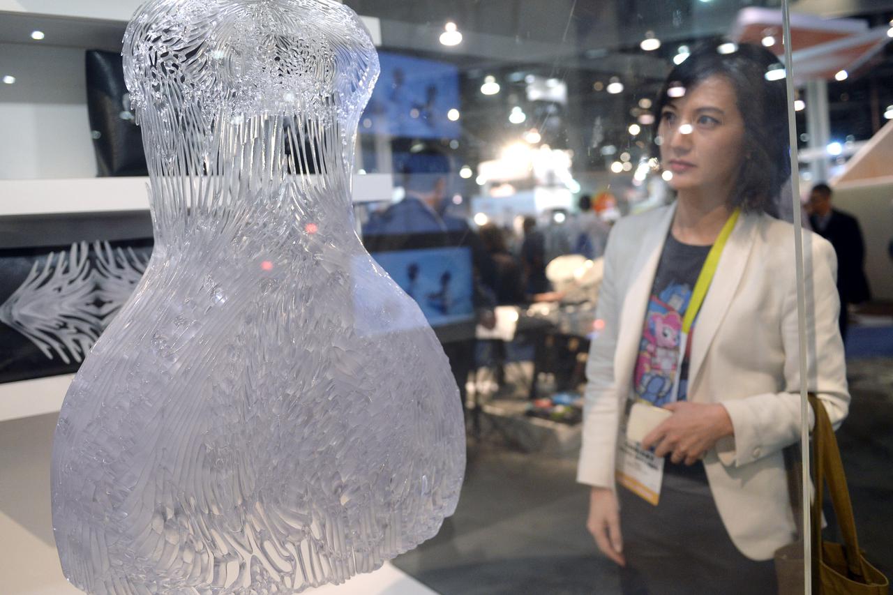 A woman looks at a creation from designer Iris van Herpen that was made with a 3D printer by 'Ultimaker' at CES (Consumer Electronics Show) in Las Vegas, Nevada, USA, 07 January 2015. The trade fair takes place from 06 to 09 January 2015. Photo: BRITTA PE