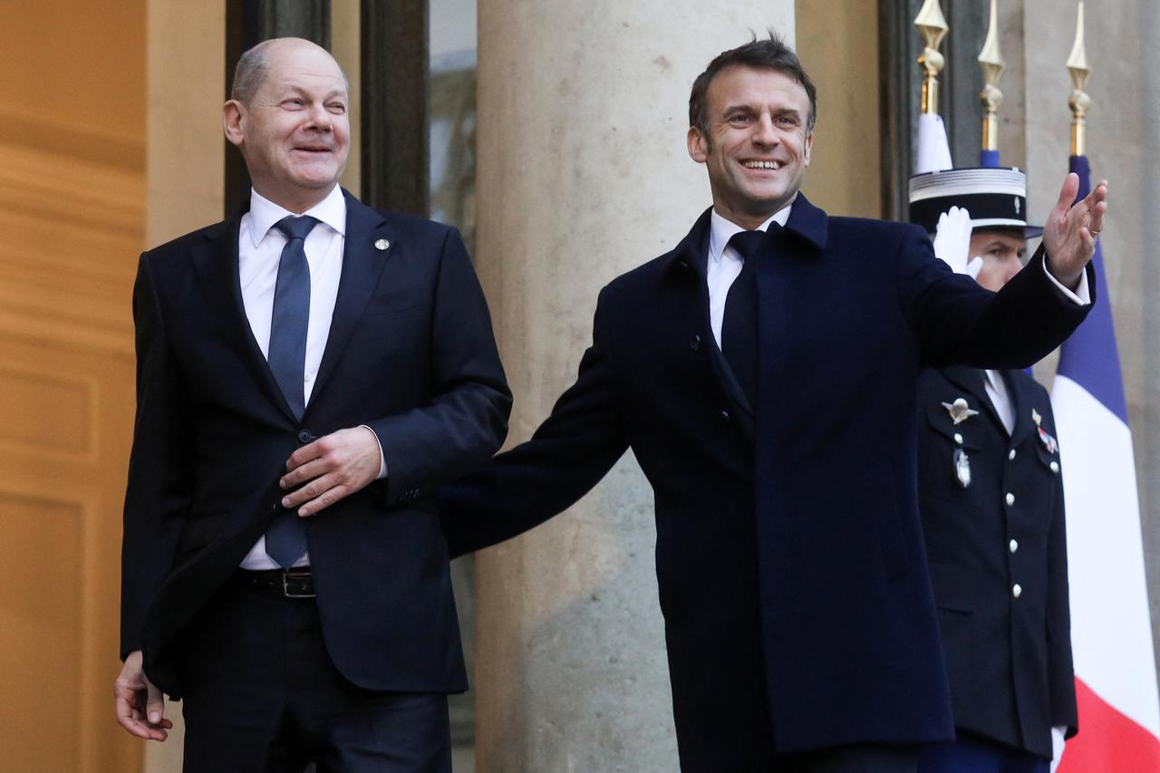 Le président français, Emmanuel Macron accueille les partipants à l'ouverture de la conférence de soutien à l’Ukraine, au palais présidentiel de l'Elysée à Paris