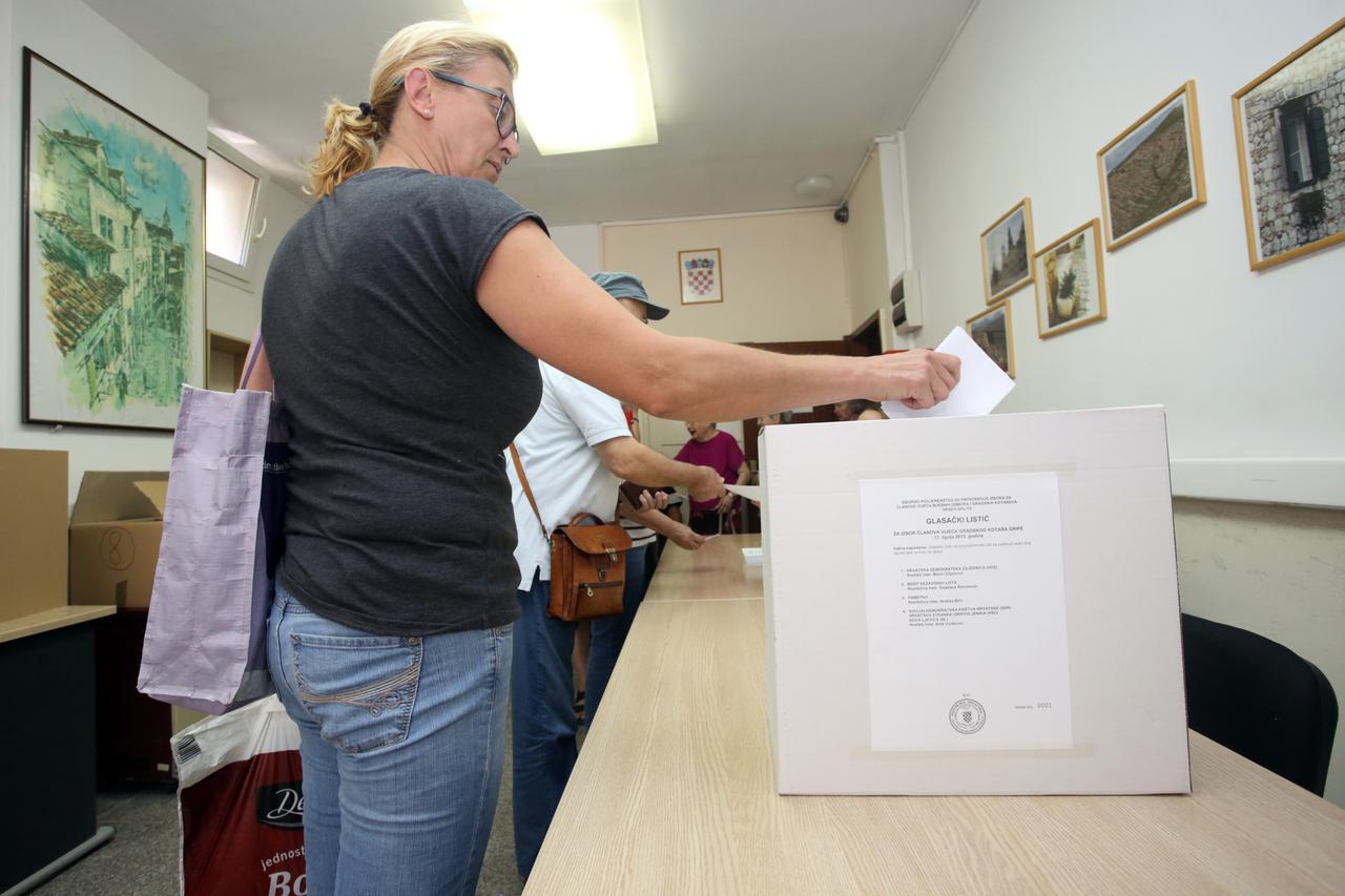 Split: Građani izašli na izbore gradskih kotara