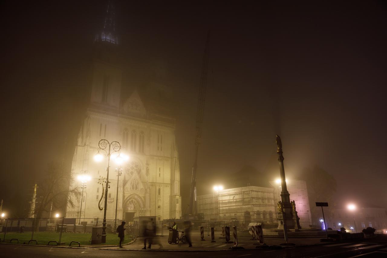 Zagrebačka katedrala u magli