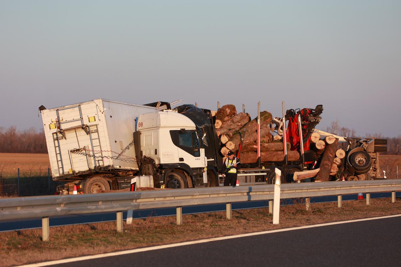 Prometna nesreća u kojoj su sudjelovala dva kamiona na autocesti Zagreb - Lipovac