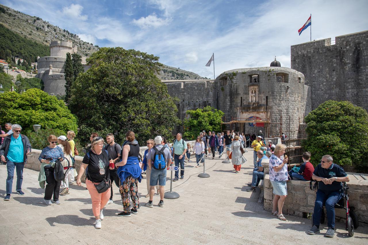 Velik broj turista svakodnevno posjećuje Dubrovnik