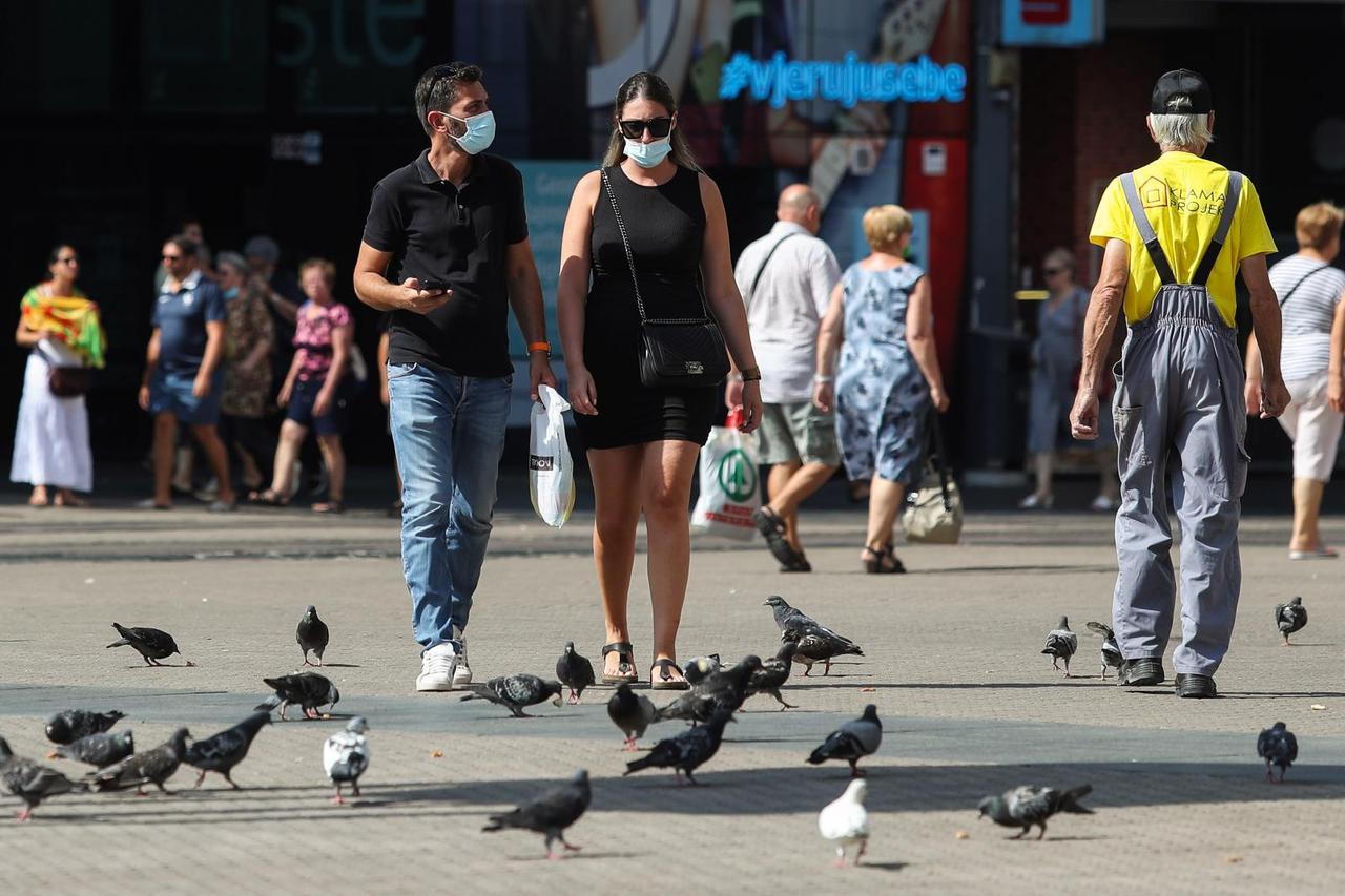Zagreb: Unatoč visokim temperaturama većina građana i na otvorenom nosi maske