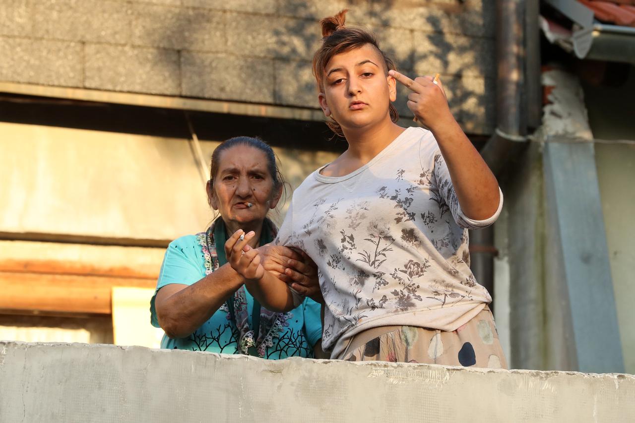 Iz kuće romske obitelji hitna pomoć odvela mlađu žensku osobu