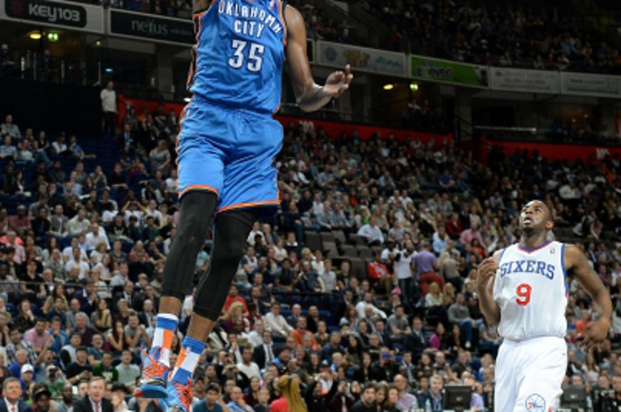 'Oklahoma City Thunder\'s Kevin Durant dunks the ball against the Philadelphia 76ers, during the NBA Global Games at the Phones4 u Arena, Manchester.Photo: Press Association/PIXSELL'