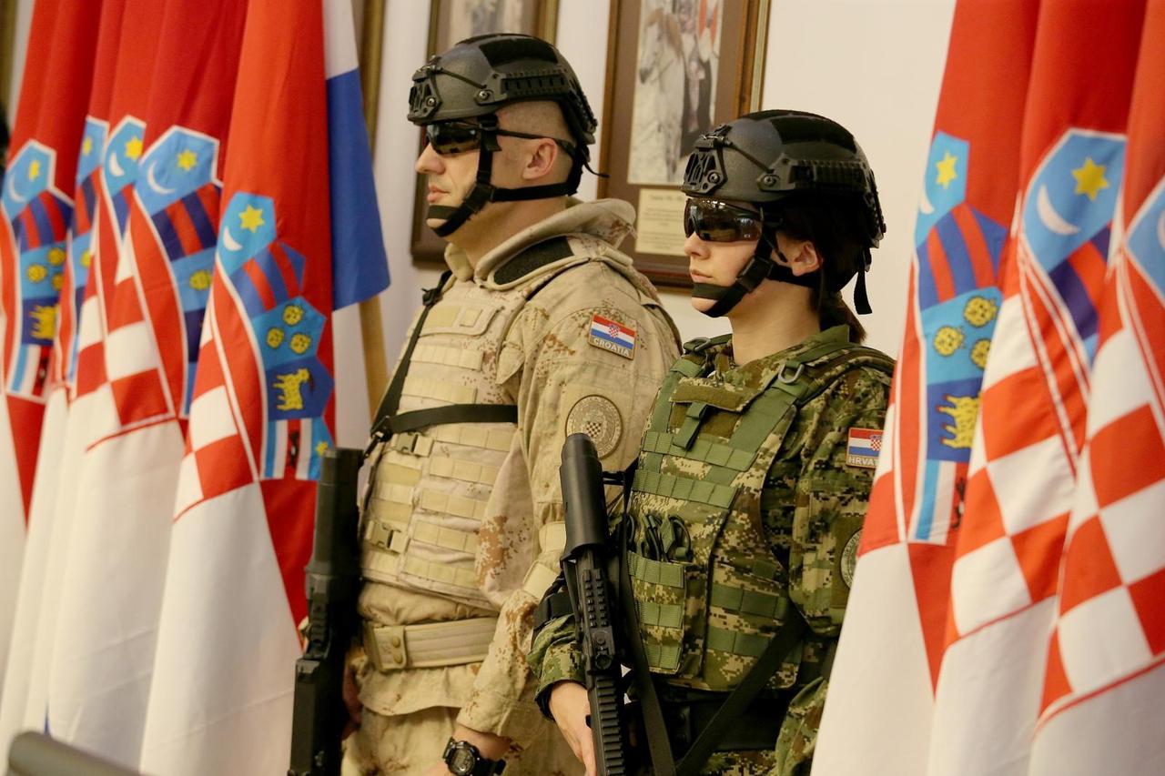 Svečano predstavljene nove odore Hrvatske vojske