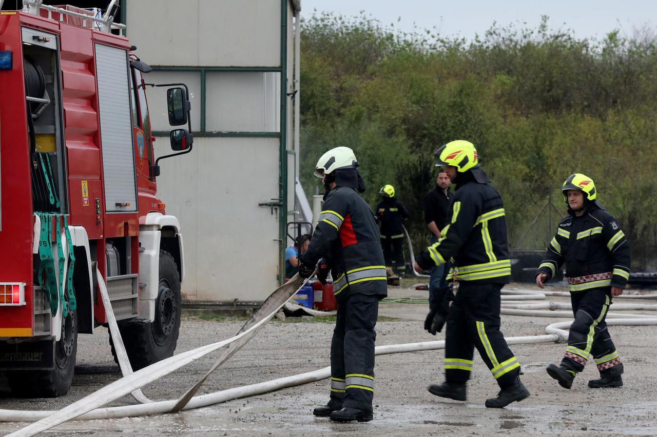 U Hrvatskom Leskovcu gorjele gume, vatrogasci ugasili požar