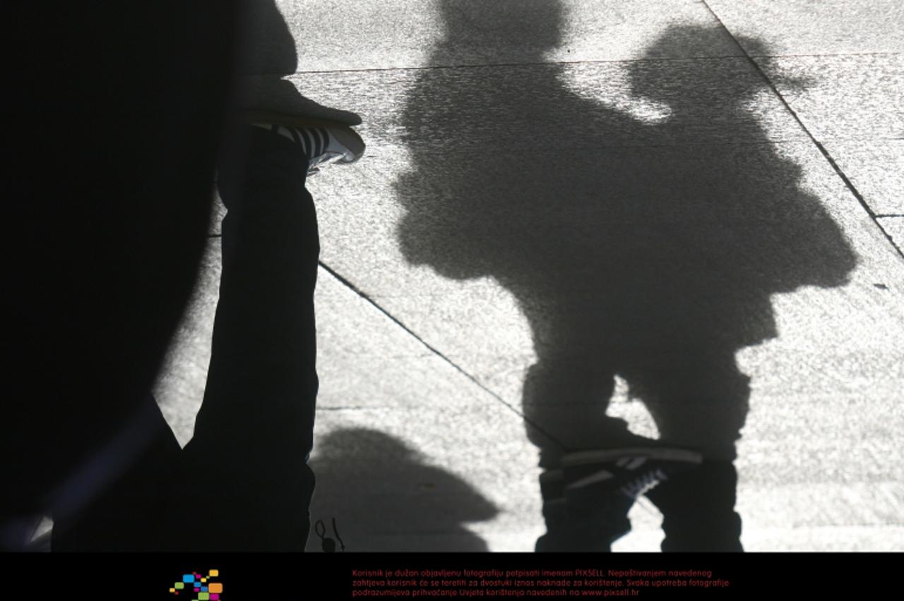 '13.01.2011., Zagreb - Mladi zaljubljeni par u zagrljaju uziva u suncevim zrakama. Sjena sunca ocrtava zagrljeni par na plocama glavnog gradskog trga. Photo: Goran Jakus/PIXSELL'