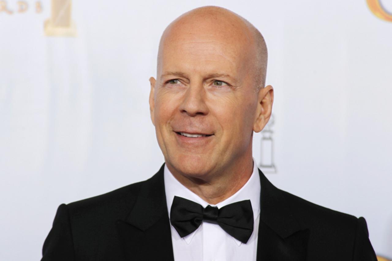 'Actor Bruce Willis poses at the 68th annual Golden Globe Awards in Beverly Hills, California, January 16, 2011.  REUTERS/Lucy Nicholson (UNITED STATES - Tags: ENTERTAINMENT) (GOLDENGLOBES-BACKSTAGE)'