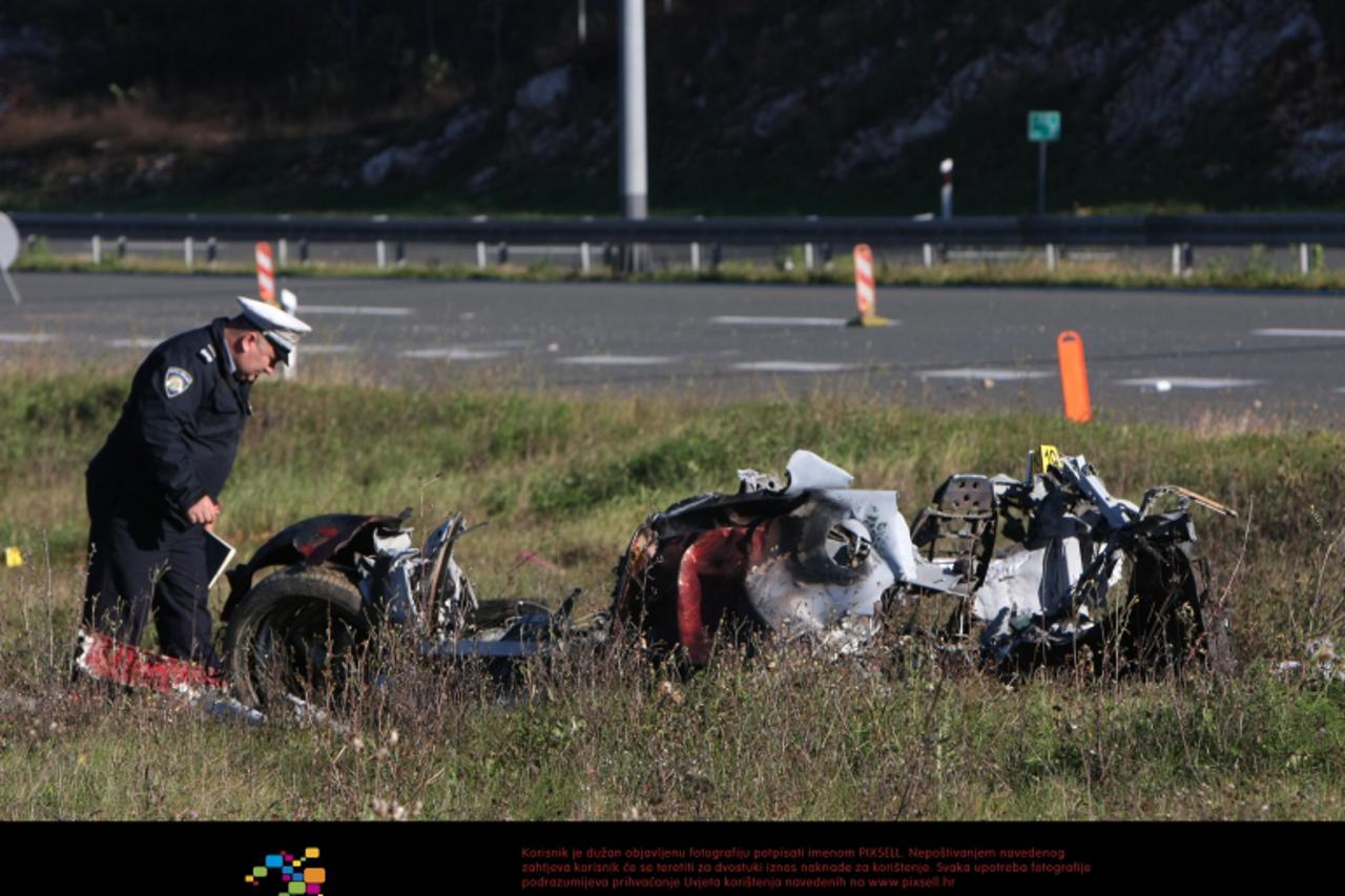 '05.11.2010., Bosiljevo - U teskoj prometnoj nesreci koja se dogodila na 62. kilometru autoceste prema Rijeci kod cvora Bosiljevo u potpunosti izgorio Ferrari. Zenska osoba poginula je u nesreci. Ferr