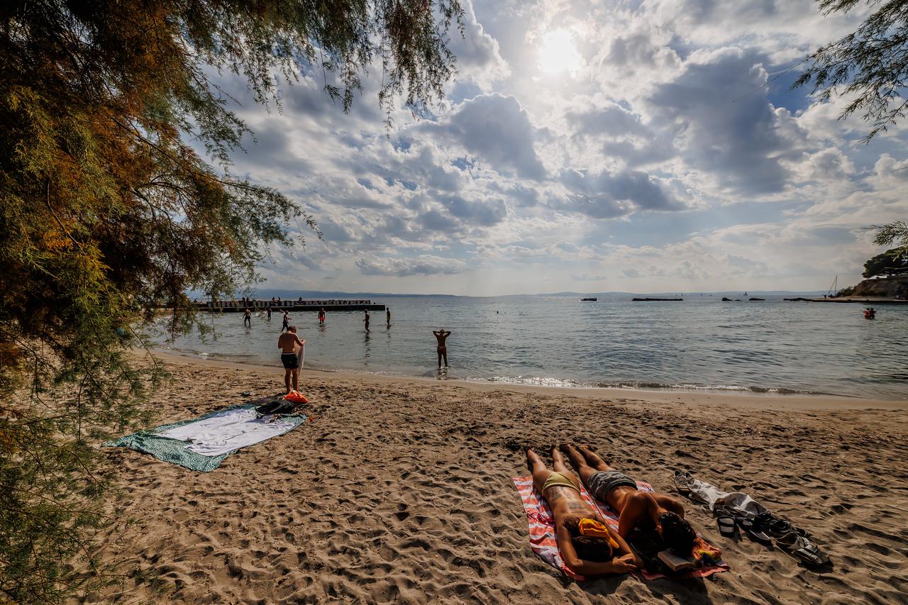 Split:  Skokovi i picigin obilježili popodne na splitskoj plaži Firule