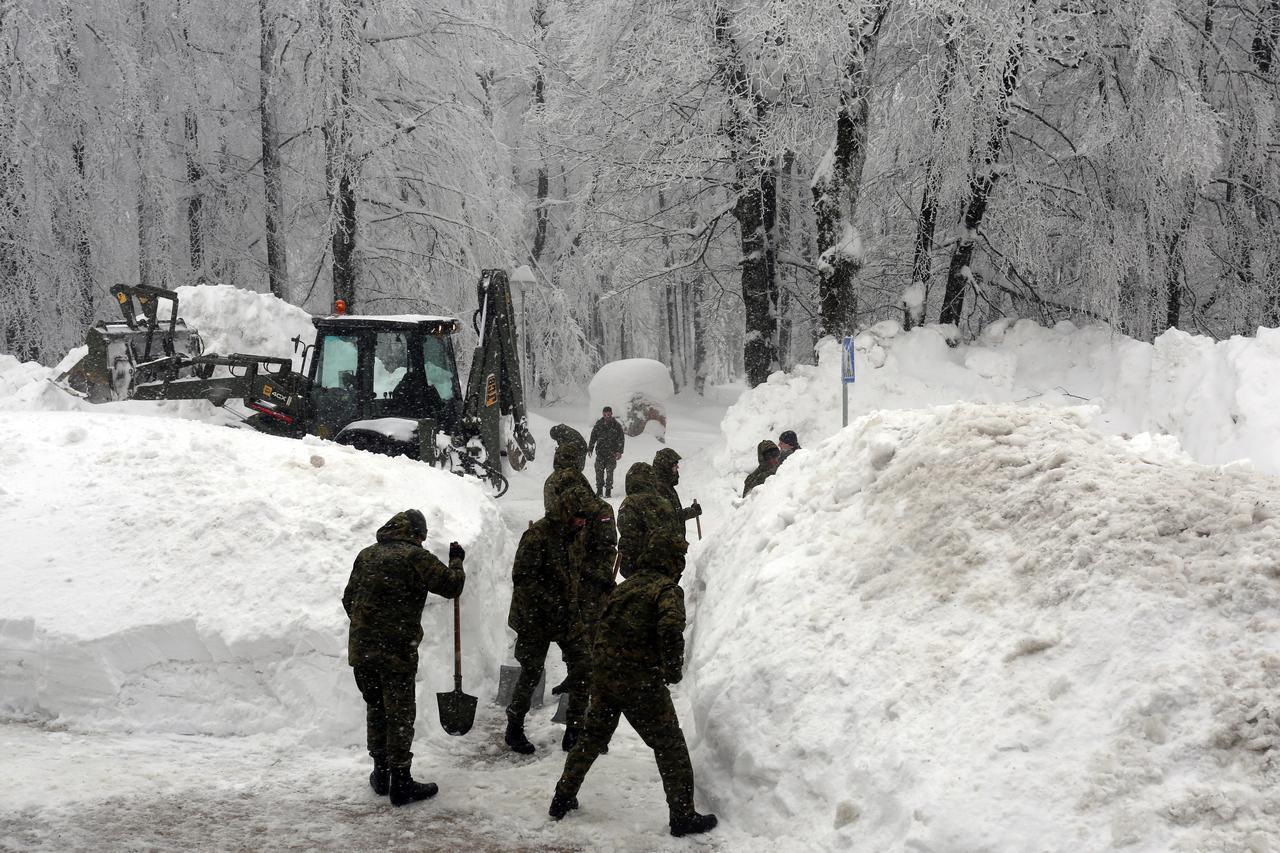 Vojska čisti snijeg