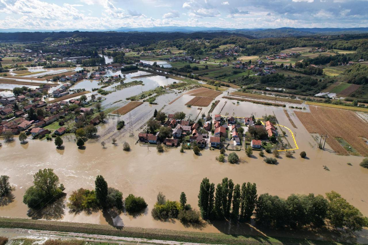 Pogled iz zraka na poplavljeno mjesto  Brodarci kod Karlovca 