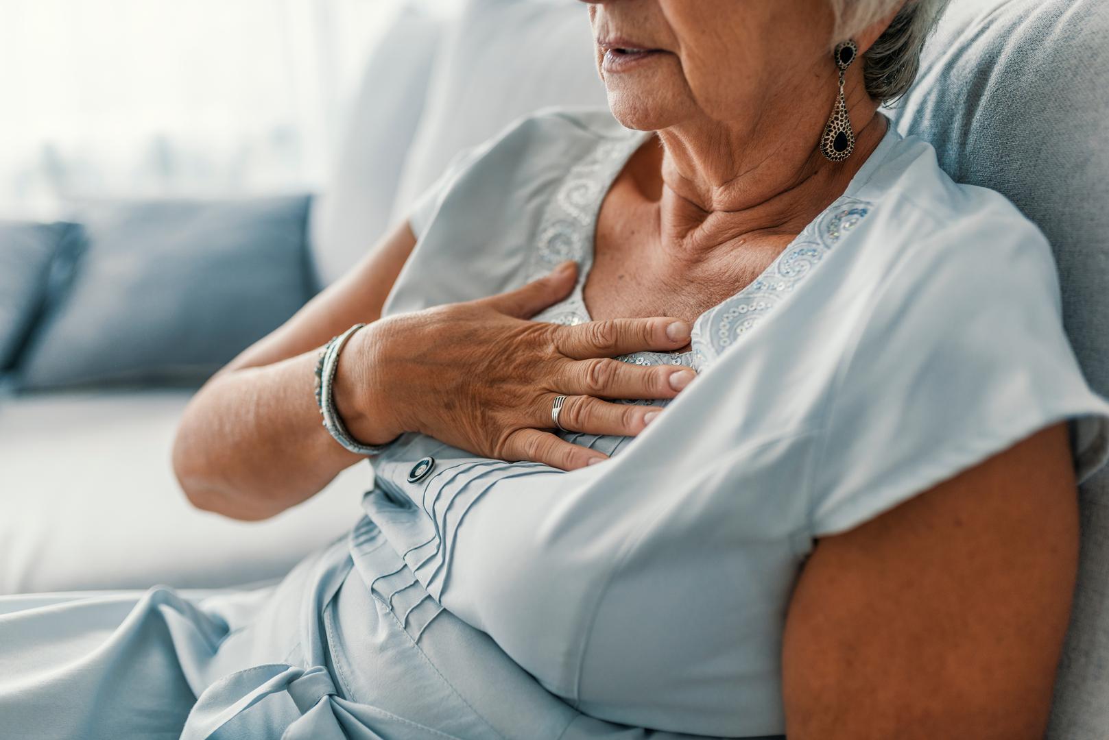 Prema FDA (Američka Agencija za hranu i lijekove), rizik od srčanih bolesti za žene raste nakon što uđu u menopauzu. Ali, još uvijek ga je moguće razviti i kad ste mlađi, stoga je važno znati kako male promjene mogu pomoći u zaštiti zdravlja vašeg srca u bilo kojoj dobi. Imajući to na umu, agencija daje nove savjete za pomoć ženama u borbi protiv ovog vodećeg uzroka smrti.