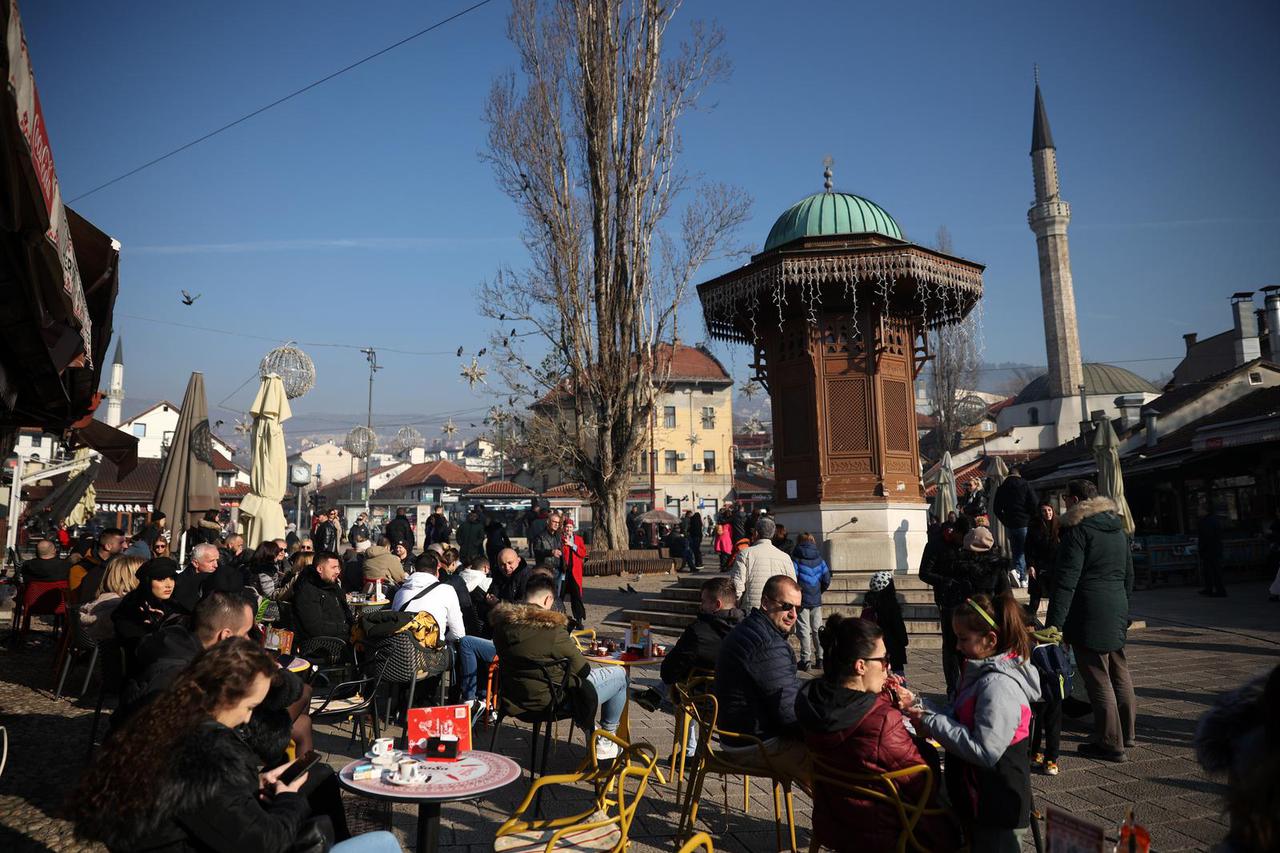 Dok je u većini Sarajeva magla, građani na Baščaršiji uživaju na suncu