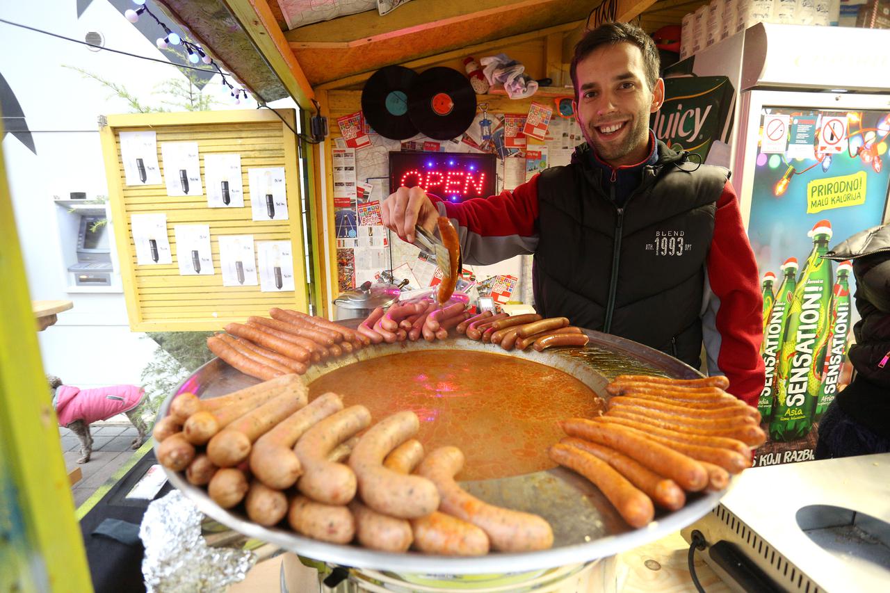 08.12.2015., Zagreb - Gastro ponuda na adventskim standovima. Photo: Anto Magzan/PIXSELL