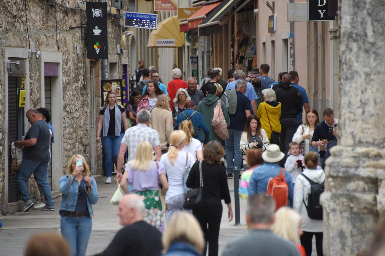 Pula: Brojni turisti u obilasku gradskih znamenitosti