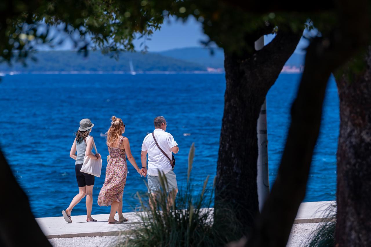 Zadar: Velik broj turista popunio rivu i ulice