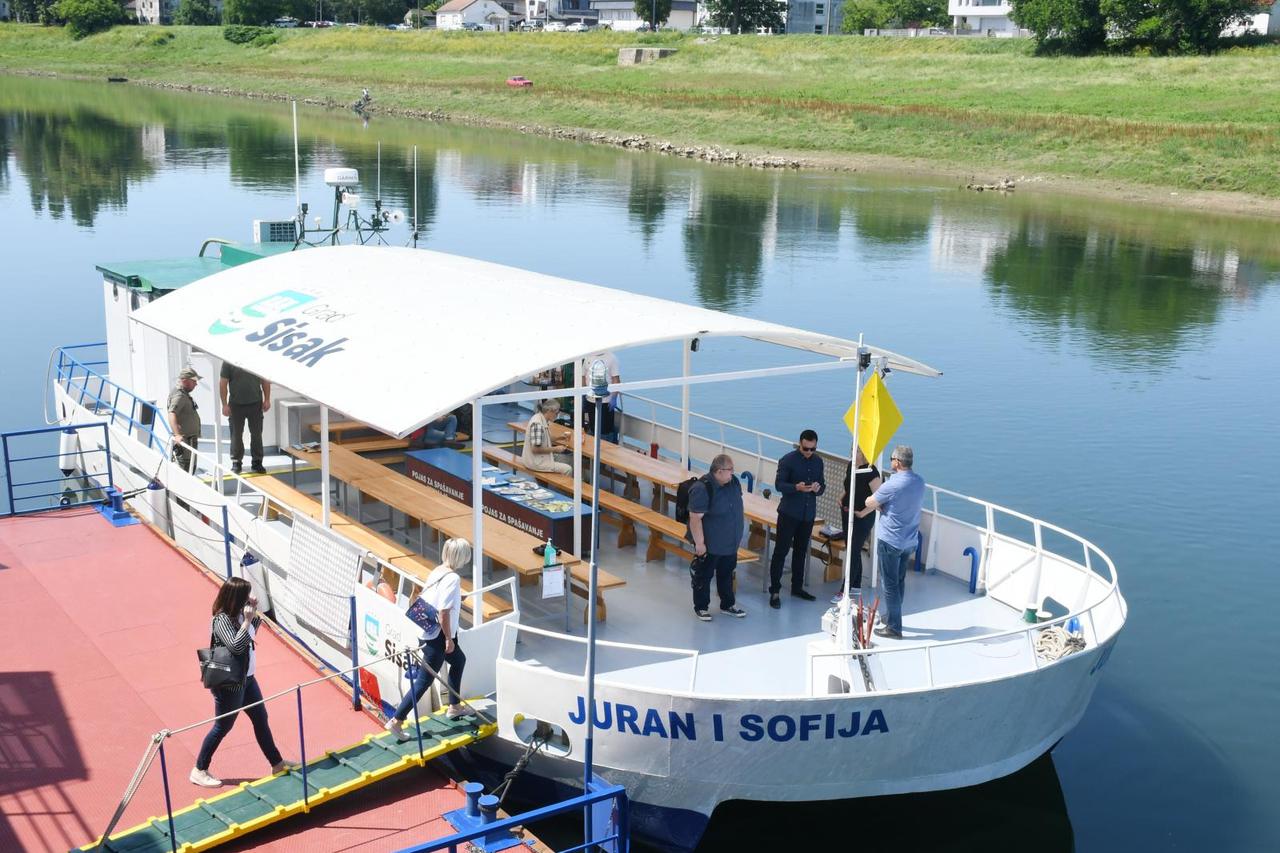 Sisak: Turistički brod Juran i Sofija zaplovio rijekom Kupom