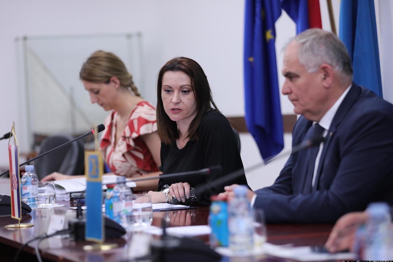Split: Ministrica Tramišak uručila ugovor županu Bobanu za projekt Jadranski regionalni znanstveni centar