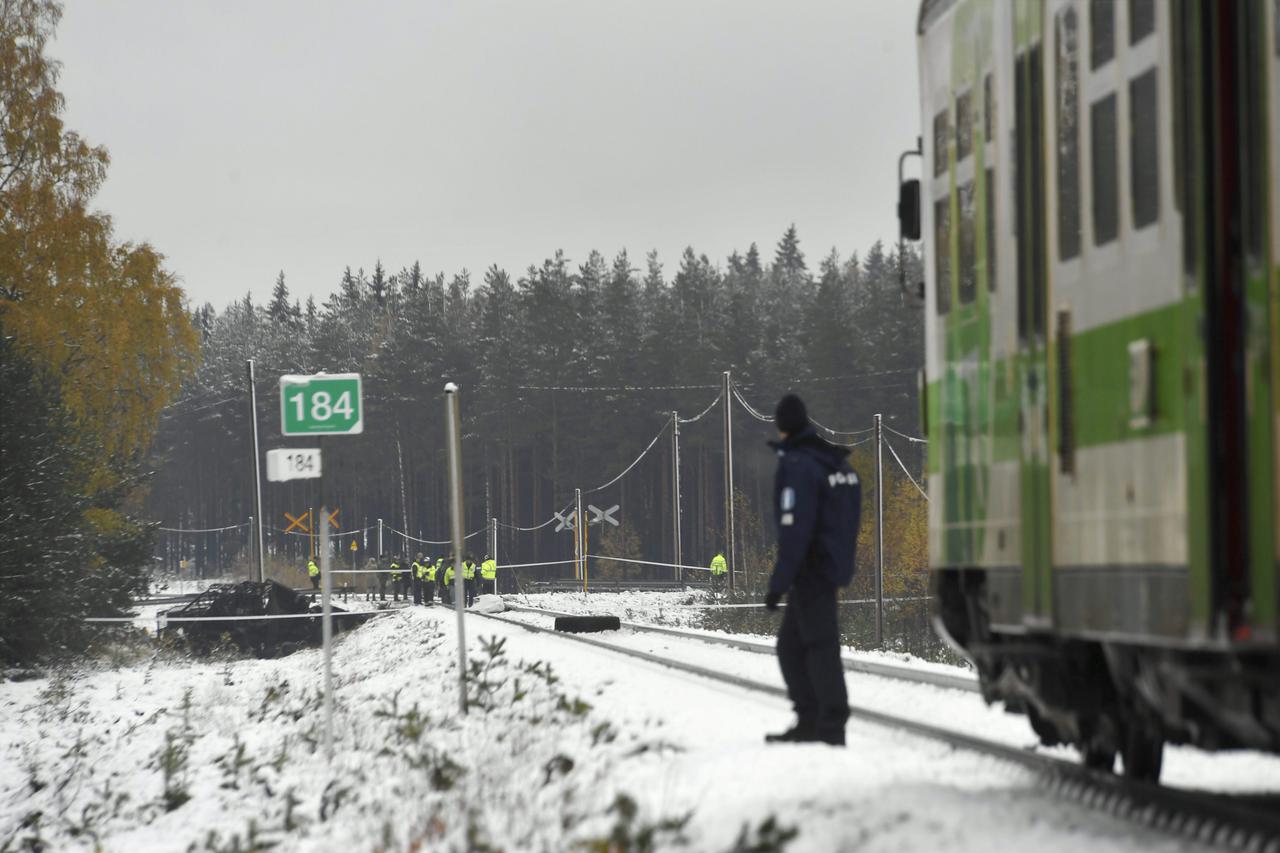nesreća, Finska, vlak naletio na kamion