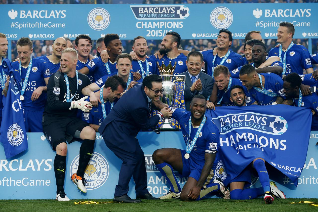 Britain Soccer Football - Leicester City v Everton - Barclays Premier League - King Power Stadium - 15/16 - 7/5/16 Leicester City players and staff celebrate with the trophy after winning the Barclays Premier League Action Images via Reuters / Andrew Boye